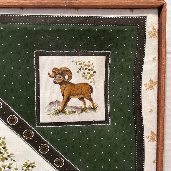 Brown bear fabric print in a 16.5x16.5 inches wood frame - Picture 7 of 7